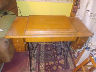 1901 Singer Sewing Machine With Table And Treadle