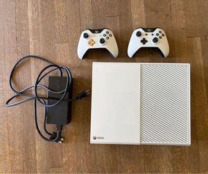 (NEGOTIABLE) White Xbox  One 500 GB w/ Rechargeable Controllers