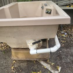 Jacuzzi Whirlpool  Bath: Free