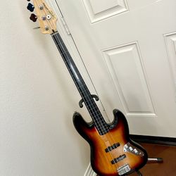 Used Fender Squier Vintage Modified Jazz Bass - Fretless - Sunburst