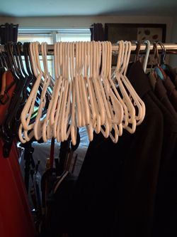 25 hangers white