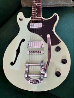 2006 Daisy Rock Retro-H Deluxe guitar