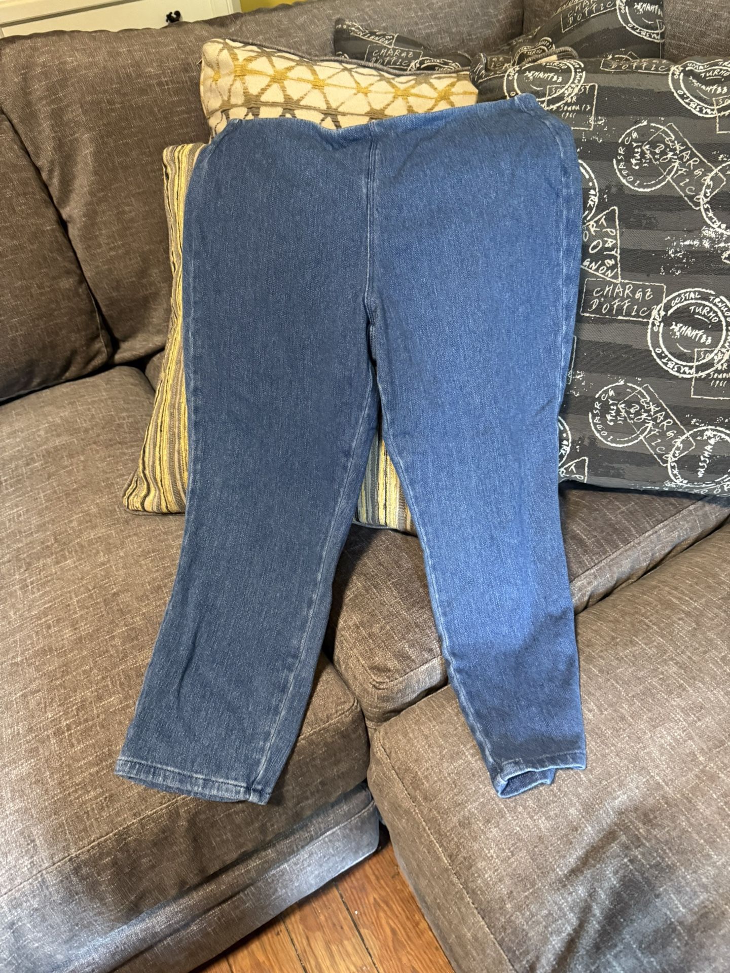 New, Never Worn - Laundered Once BELLE BY KIM GRAVEL Denim Capris Jeggings Size 14 Petite