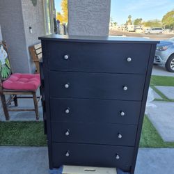 32" Width X 17" Depth X 46" Height//5 Drawers Dresser Chest In Very Good Condition 