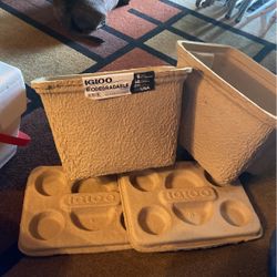 Reusable  IGLOO  Coolers W/cup Holders  Holds Up To Five Days Water Resistant  7$  Each Ior 2/12$