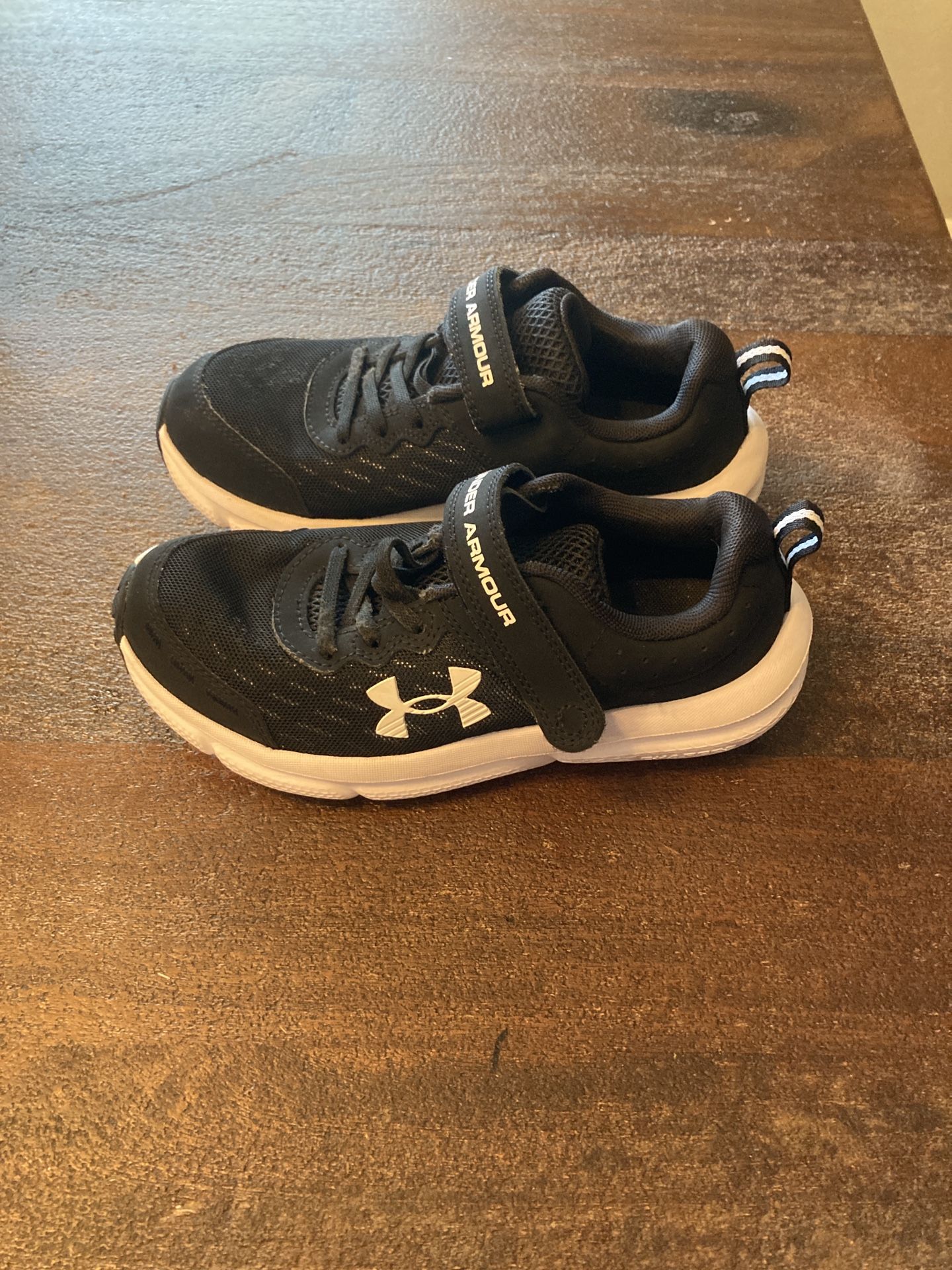 2 Pairs Of Under Armour Sneakers 2.5 And Size 3