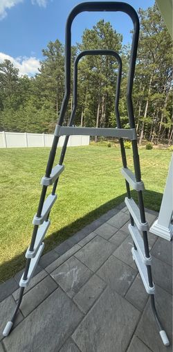 Pool ladder