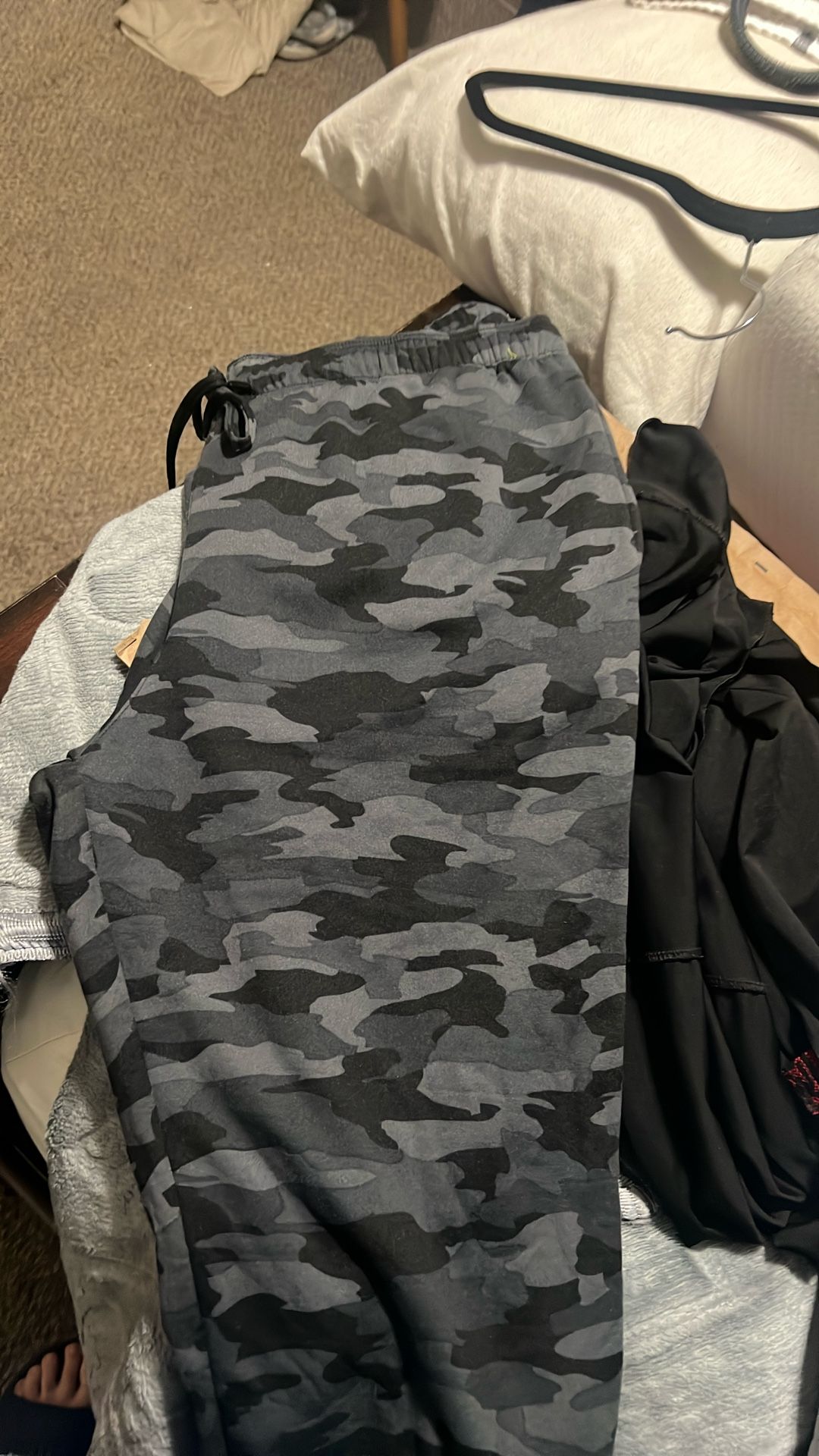 Women’s Joggers Size Xl. 5$.