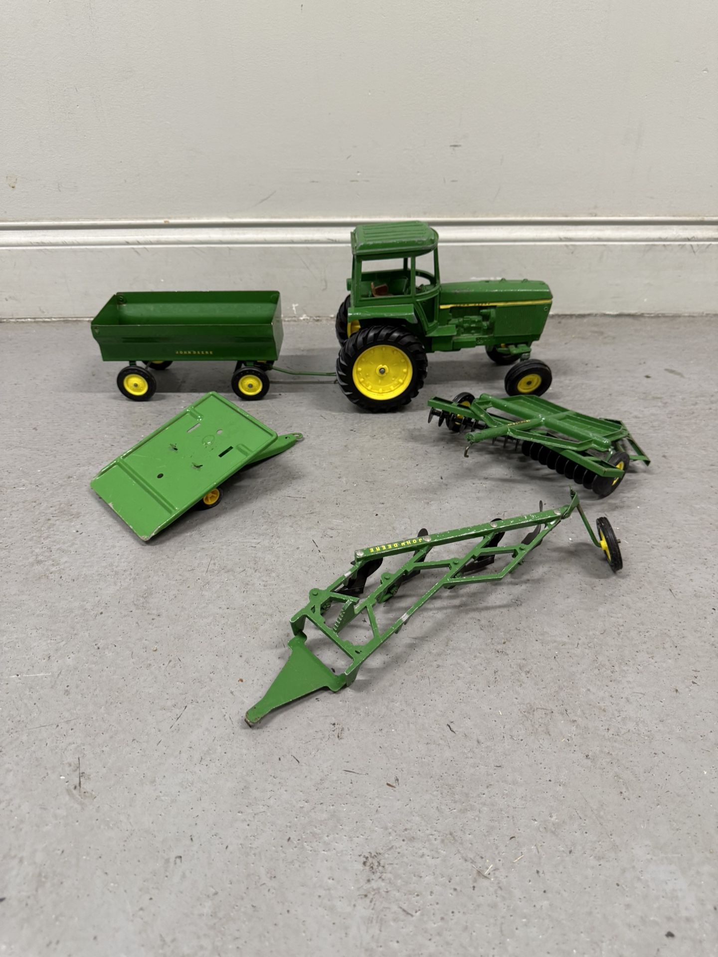 John Deere Tractor 1/16 with trailer wagon, Accessories VINTAGE (Good condition) PICK UP IN CORNELIU5