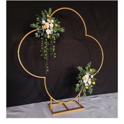 Four-Leaf Clover Shape Floral/Balloon Arch  Retail $85