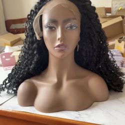 Long-haired wig with small curls
