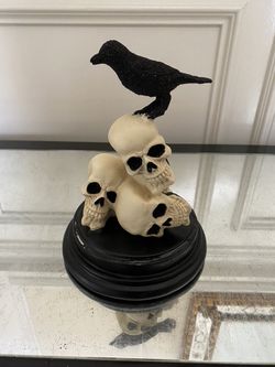 Gothic Raven on Three Skulls – Black Pedestal Halloween Decor