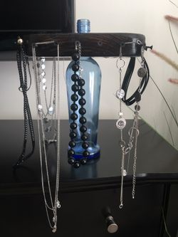 Necklace chain cradle