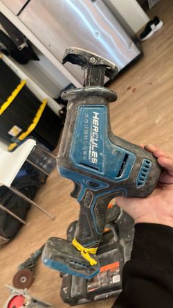 Compact recipricating saw