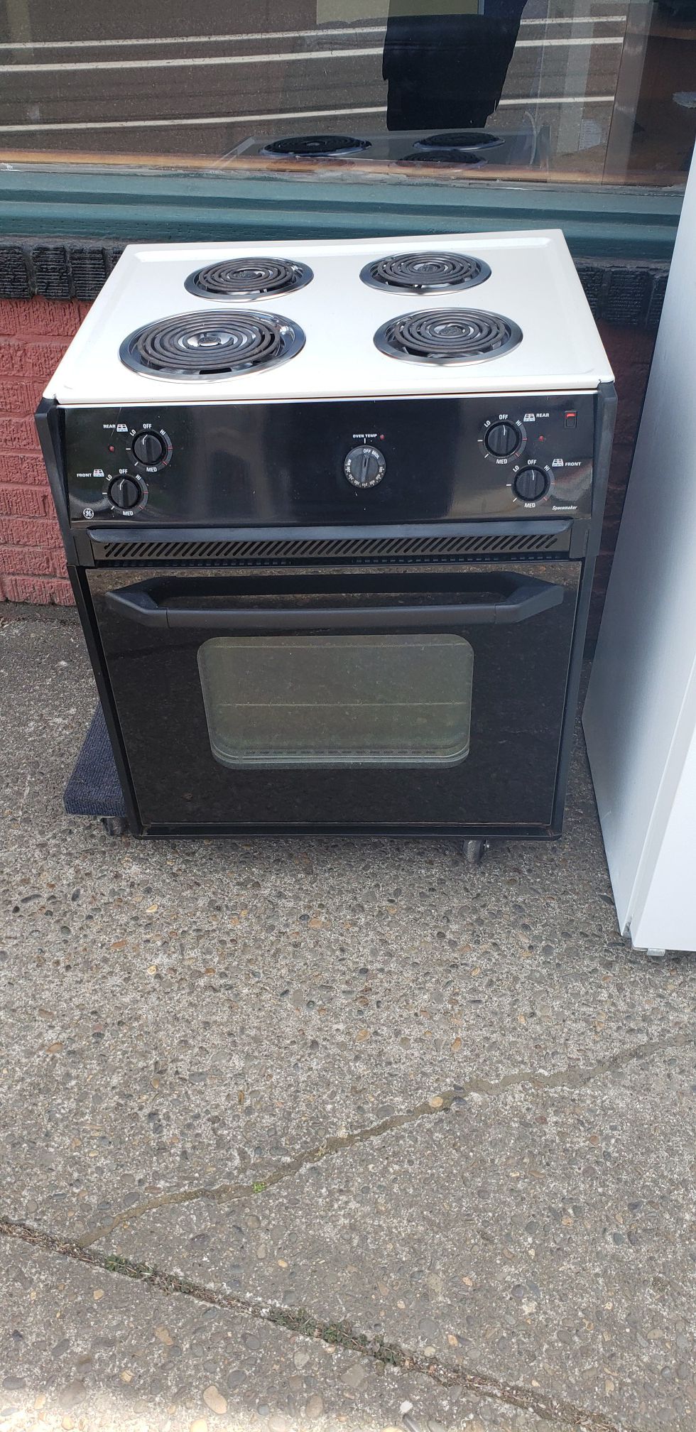 GE27 inch drop in electric range Coil burners are 3 small 1 large manual clean oven
