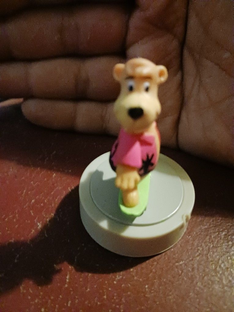 Vintage Wendy's Promo 1990 Yogi Bear Skateboard rolling Toy Figure Boo-Boo Ranger (D)