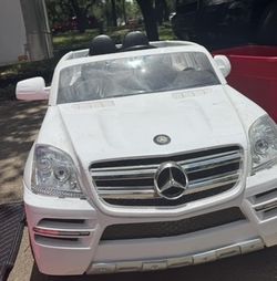 Mercedes 6V ride-on car with charger
