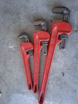 Pipe wrenches