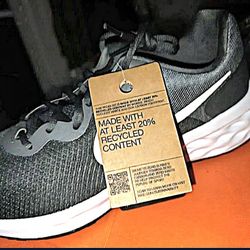 Size12 Men's NIKE REVOLUTION 6 Brand New