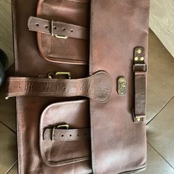 Cuero 18in Genuine Leather Messenger Bag