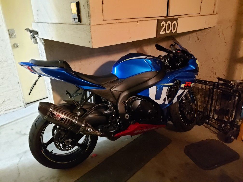 2016 Suzuki GSXR 1000 1 owner 5000miles Motorcycle