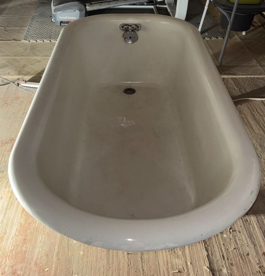 Iron Claw Foot Tub