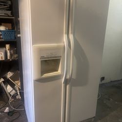 Refrigerator Works Great We sell them all the time will deliver for an extra fee