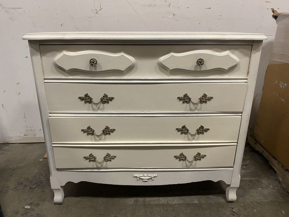 White Graceful 3 Drawer French Dresser
