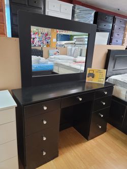 Dresser With Mirror