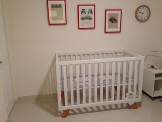 Child Craft forever eclectic soho 4-1 convertible Crib for Sale in Fort