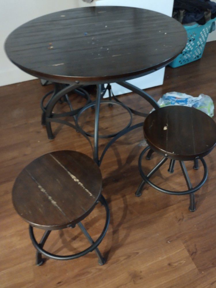Dining Room Table With 4 Stools