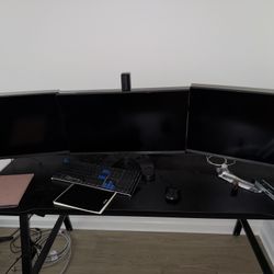 Triple Monitor Setup 4k Samsung 28 Inch Monitors on Mount.
