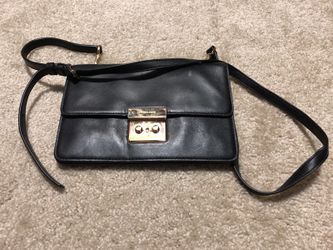 Lightly used Michael Kors crossbody bag..