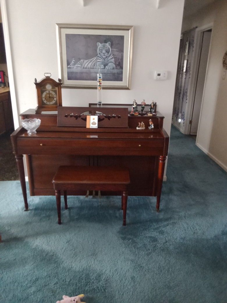 Wurlitzer Mahogany Upright Piano 1 Owner