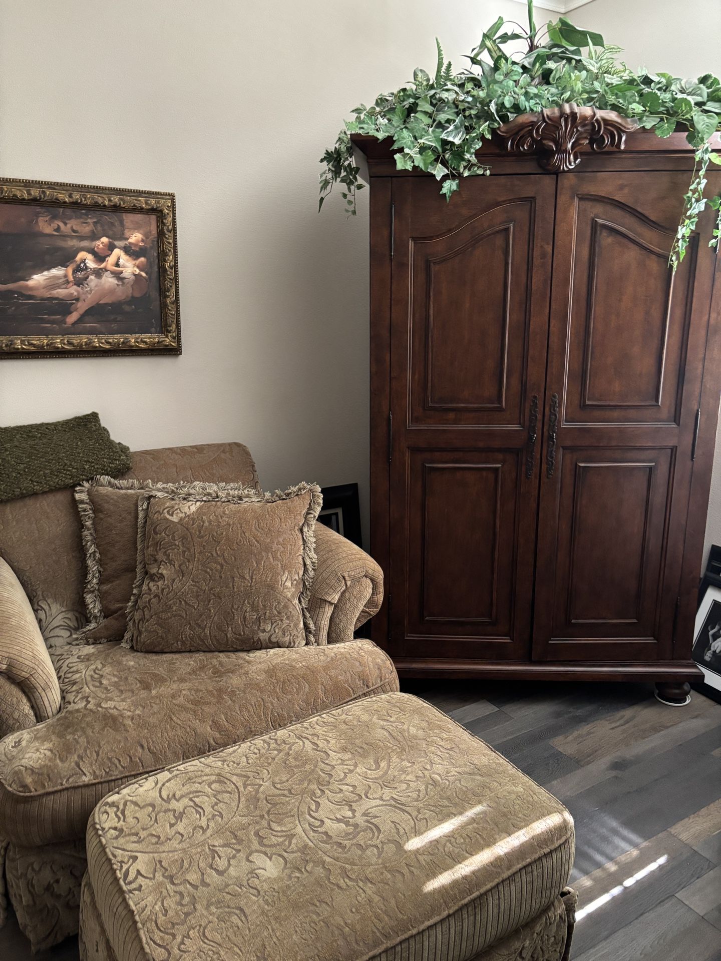 Super Comfy Chair And Ottoman Green