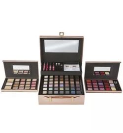 Prevari cosmetics train & jewelry case 89 piece