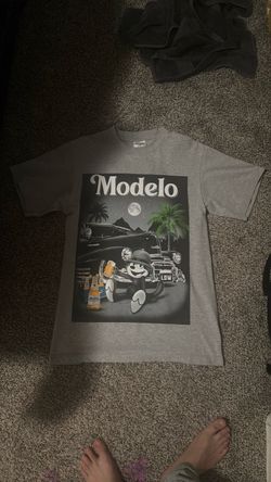 Modelo Lowrider Graphic T-Shirt size medium