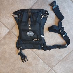 Cool Harley-Davidson leg bag. Has multiple pockets with zippers and snaps. Adjustable straps for a comfy fit. Inside lining is a cool map design