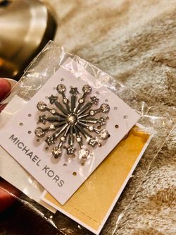 Michael kors pin