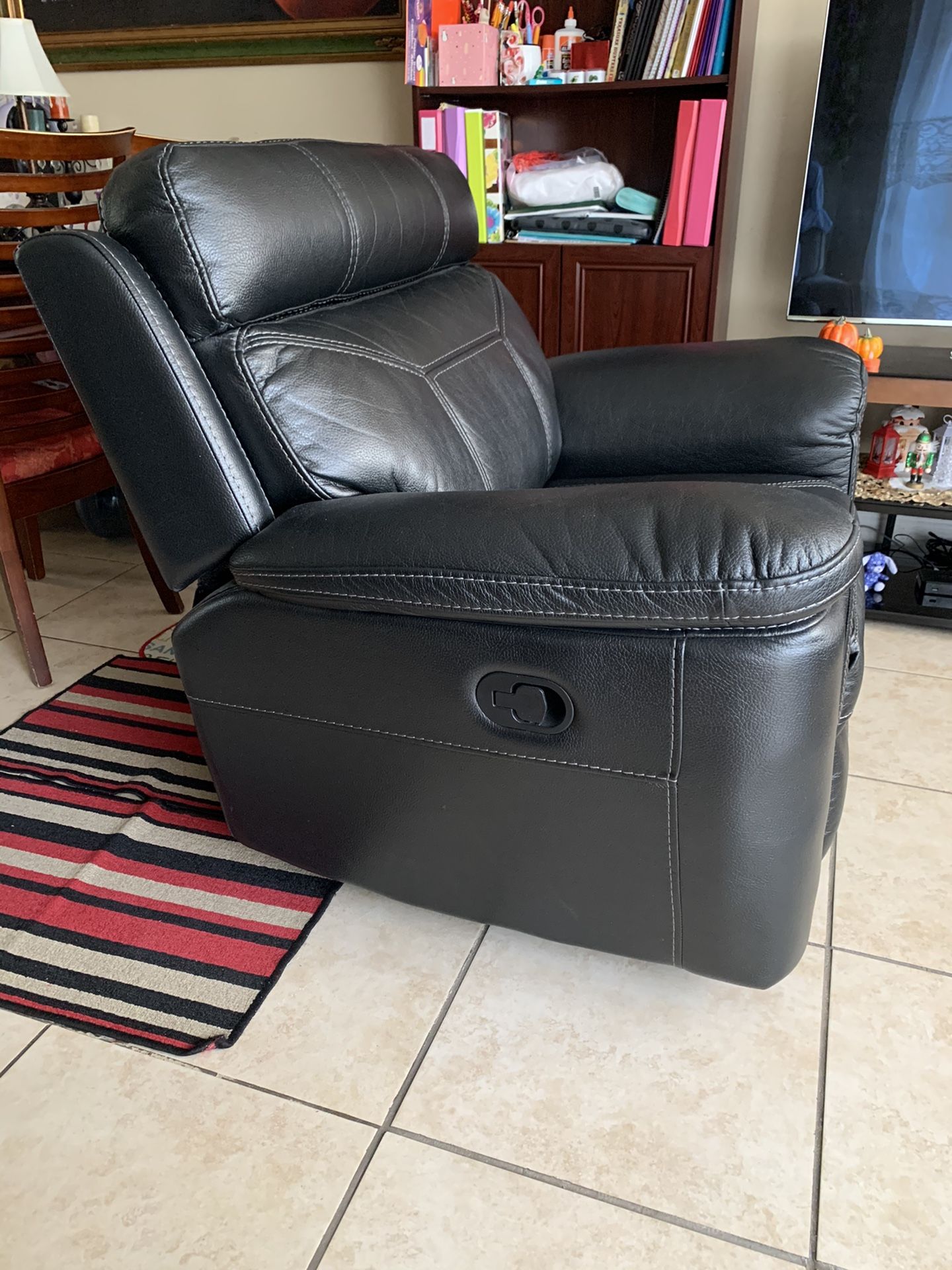 Reclinable Black Leather Sit