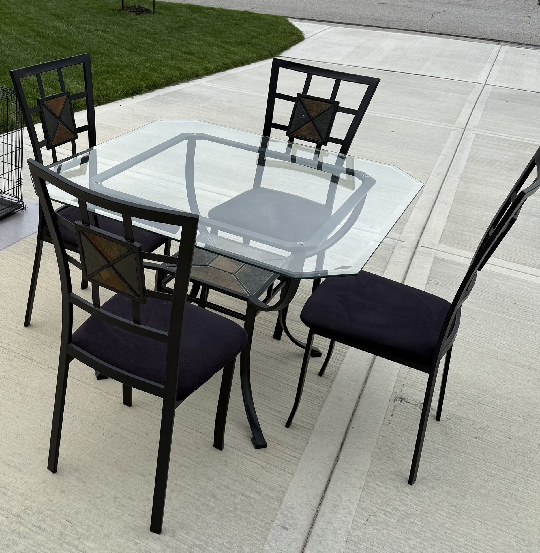 Dining Room Table - Complete Set - Excellent Condition