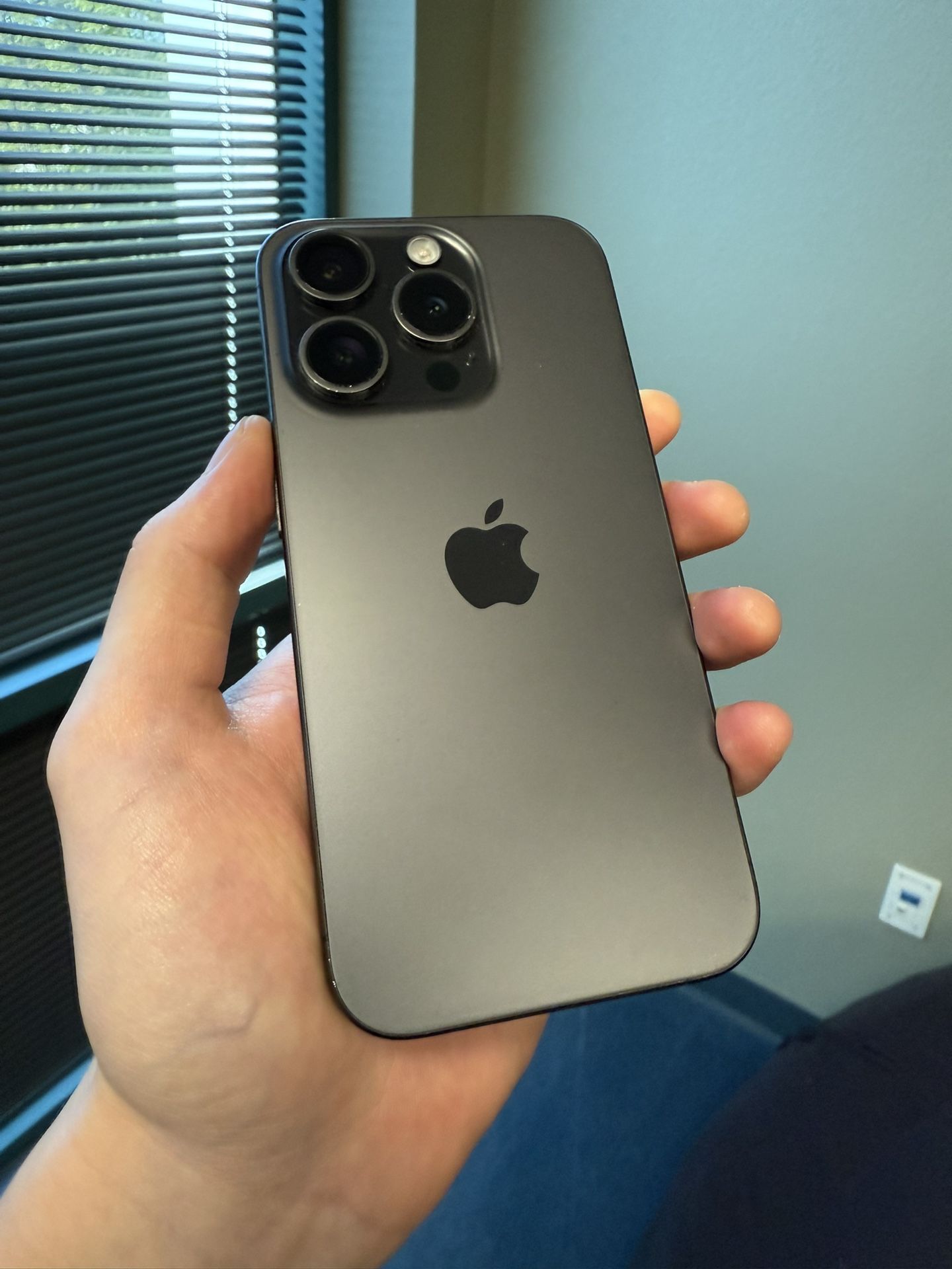 iPhone 15 Pro (UNLOCKED) - 128GB