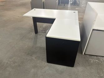Modern L-Shaped Executive Desk with Metal Pedestal – $300 📦 Florida