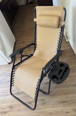 New zero gravity chair with removable tray