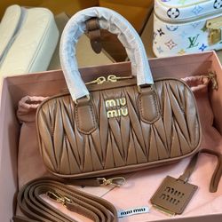 Ladies' classic handbag