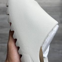 light cream yeezy slide