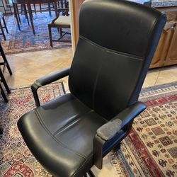 Black office chair 