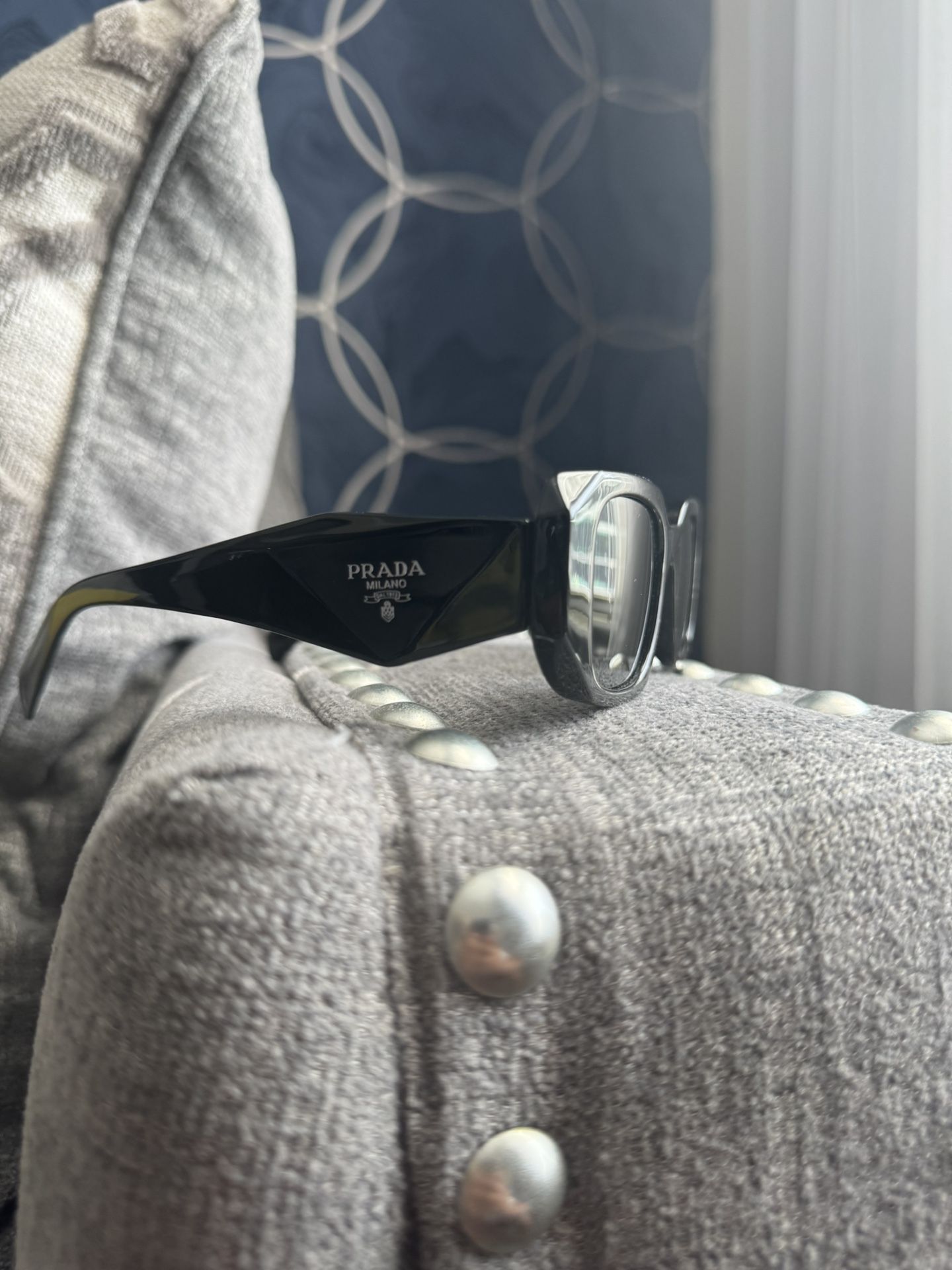 BLACK SUNGLASSES