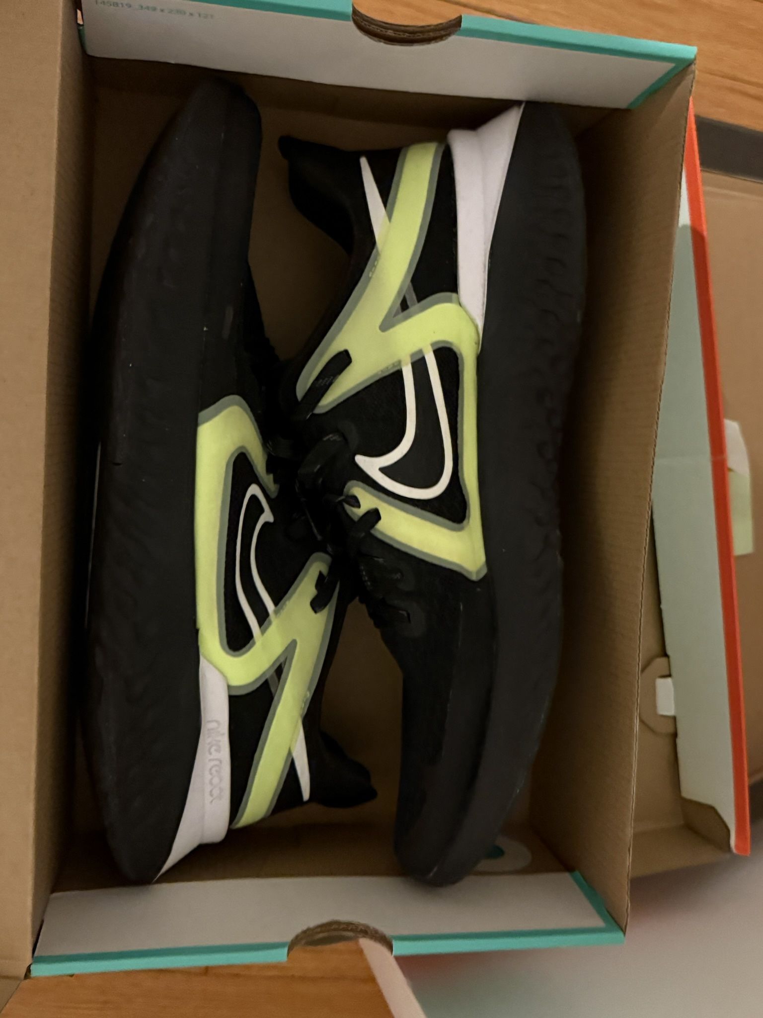 NiKEE Deal Shoes Sizes 13 To 14 Used, But In Good Conditions 