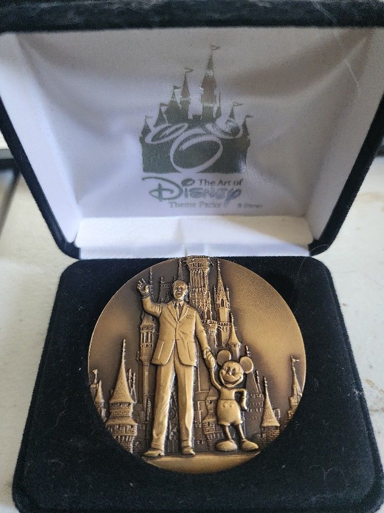 Disney Partners Statue Medallion 